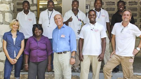 medi Senior-Chef Dr. Michael Weihermueller auf einem Gruppenfoto mit medi for help Personal und den örtlichen Fachkräften in Haiti