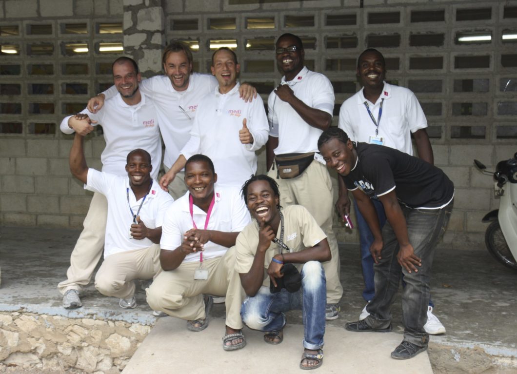 Gruppenfoto von Volunteers mit Locals