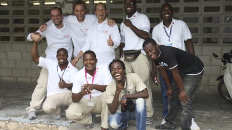 Gruppenfoto von Volunteers mit Locals