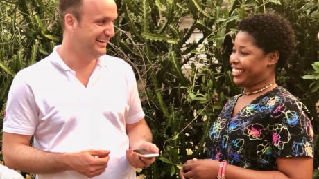 Lachender Austausch zwischen einem medi for help Volontär und einer Haitianerin