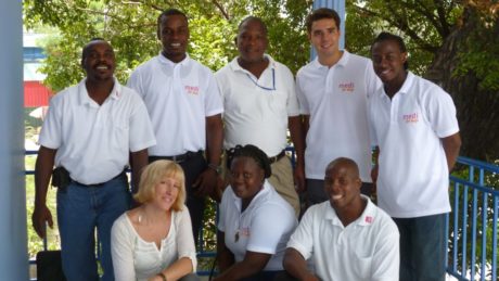 Gruppenbild von Cornelia Koehler mit einem medi for help Freiwilligen und mehreren Haitianern