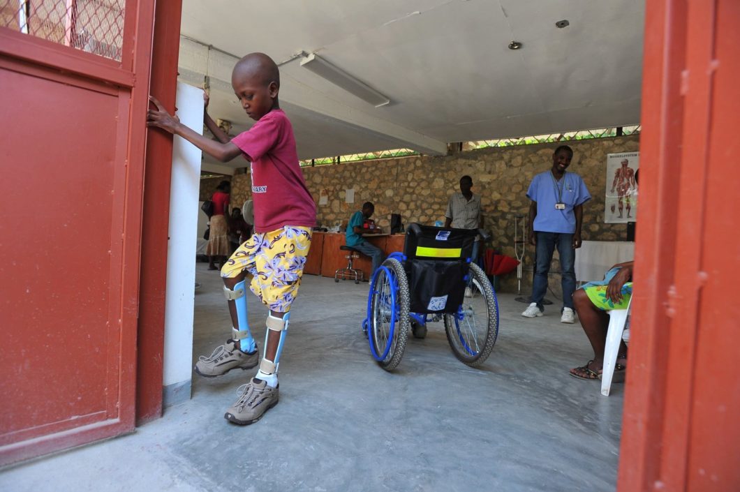 Haitianer Frederic nach der orthopädischen Versorgung mit Orthesen und Schuhen in der medi for help Physiotherapie