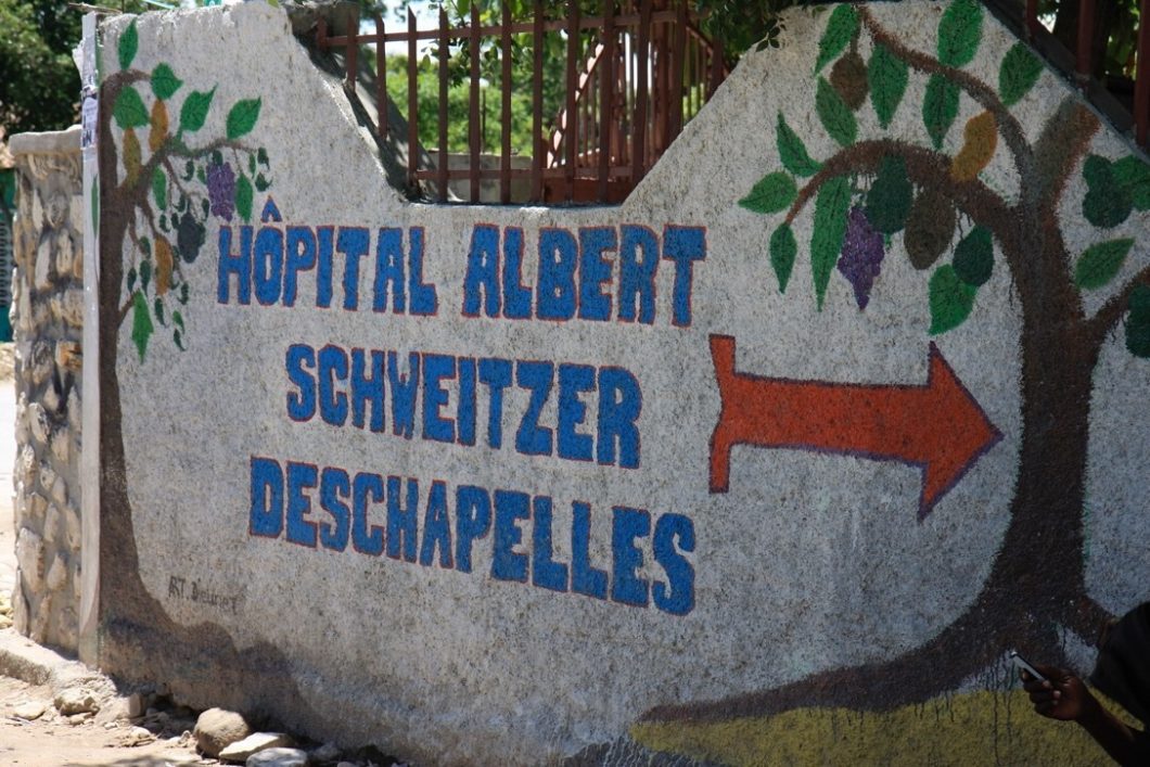 Wegweiser zum "Hosptial Albert Schweitzer" in Deschapelles