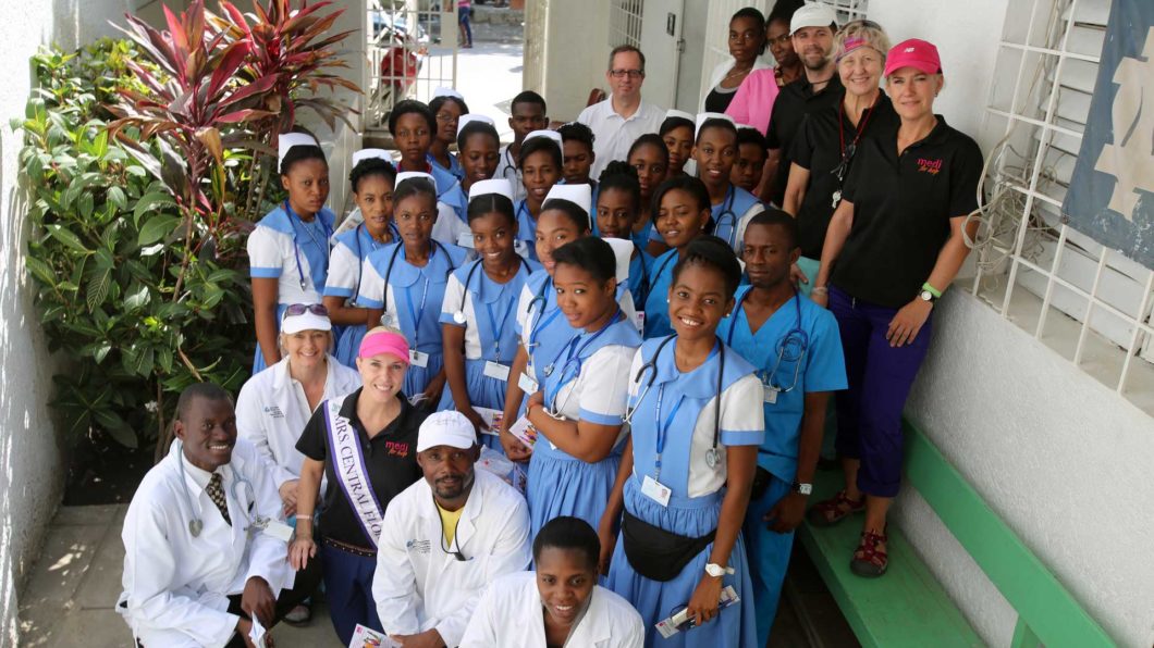 Gruppenfoto Krankenschwestern mit medi for help Volontären