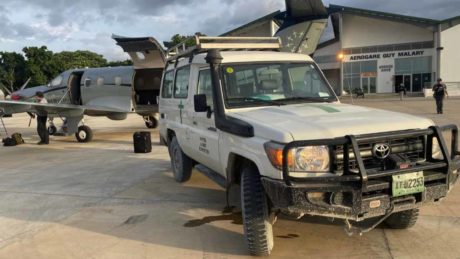 Auto und Flugzeug auf Rollfeld in Haiti