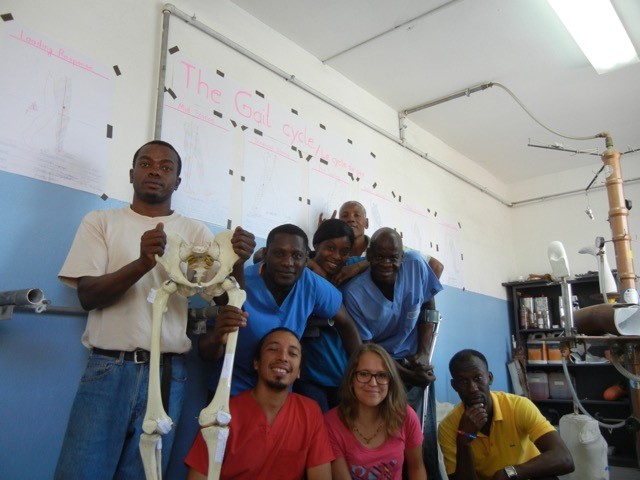 Gruppenbild von Simone Maly und Mitarbeitern der Werkstatt