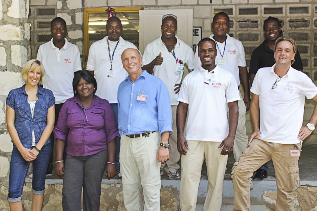 medi Senior-Chef Dr. Michael Weihermueller auf einem Gruppenfoto mit medi for help Personal und den örtlichen Fachkräften in Haiti