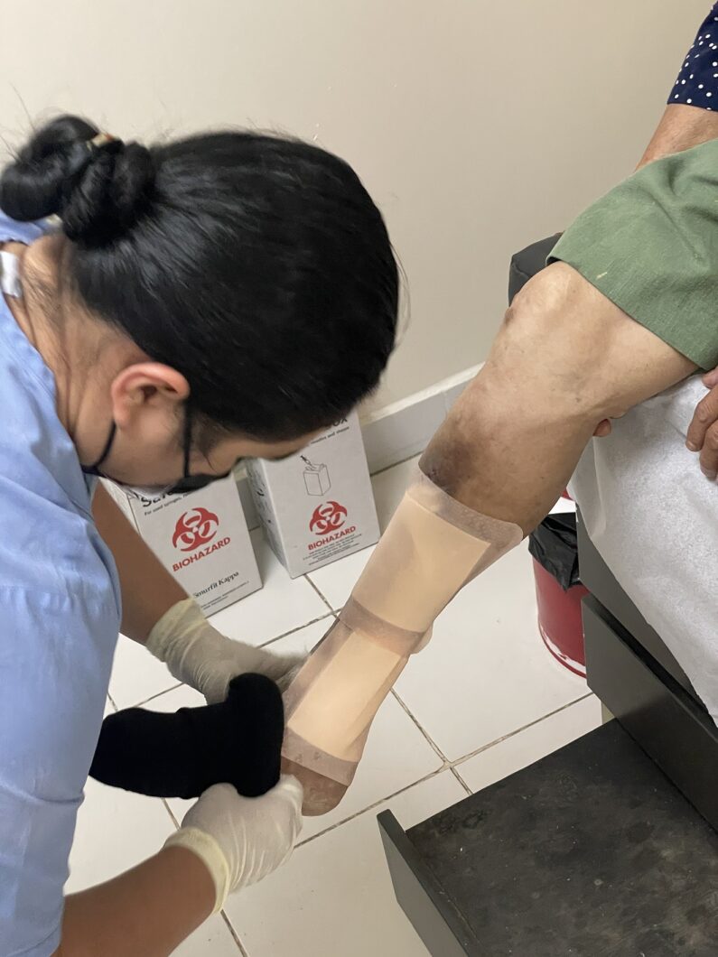 Helfer:innen versorgen in Nicaragua die Wunden der Patient:innen