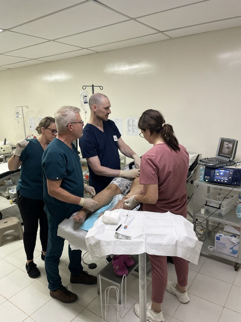 Freiwillige kommen zusammen um die Patient:innen n Nicaragua bestmöglich zu versorgen