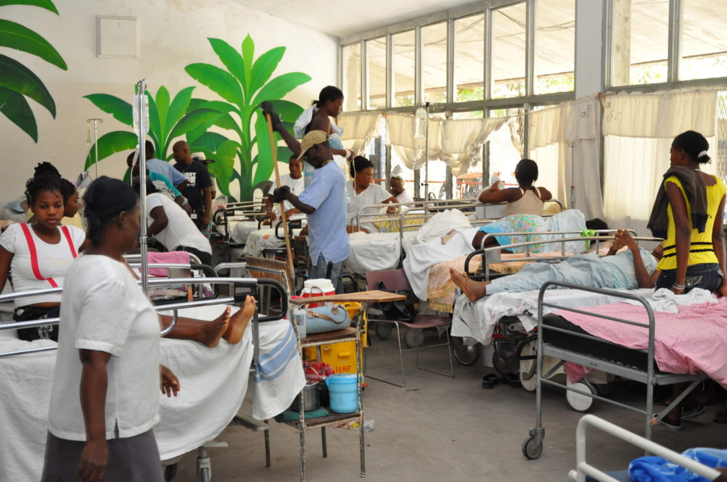 Bild eines Raumes voll mit Krankenbetten und Patienten
