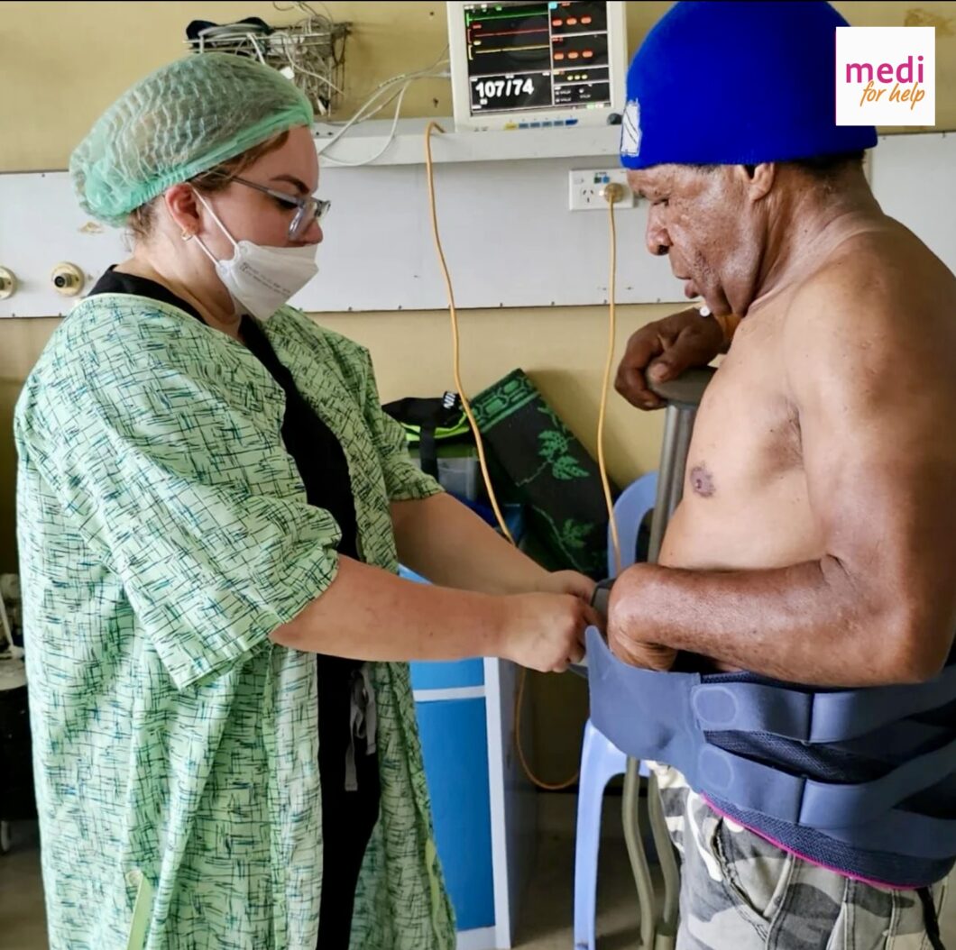 Patienten erhalten Lumbamed in Papa-Neuguinea. 