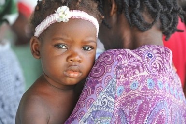 Haitianerin mit ihrem Baby auf dem Arm