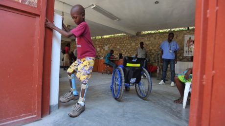 Haitianer Frederic nach der orthopädischen Versorgung mit Orthesen und Schuhen in der medi for help Physiotherapie