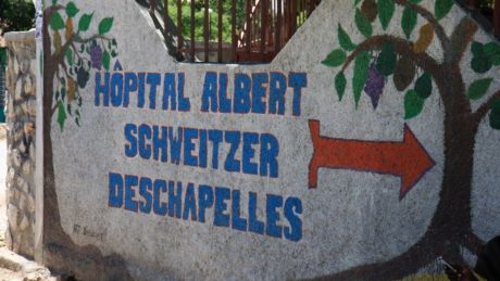 Wegweiser zum "Hosptial Albert Schweitzer" in Deschapelles