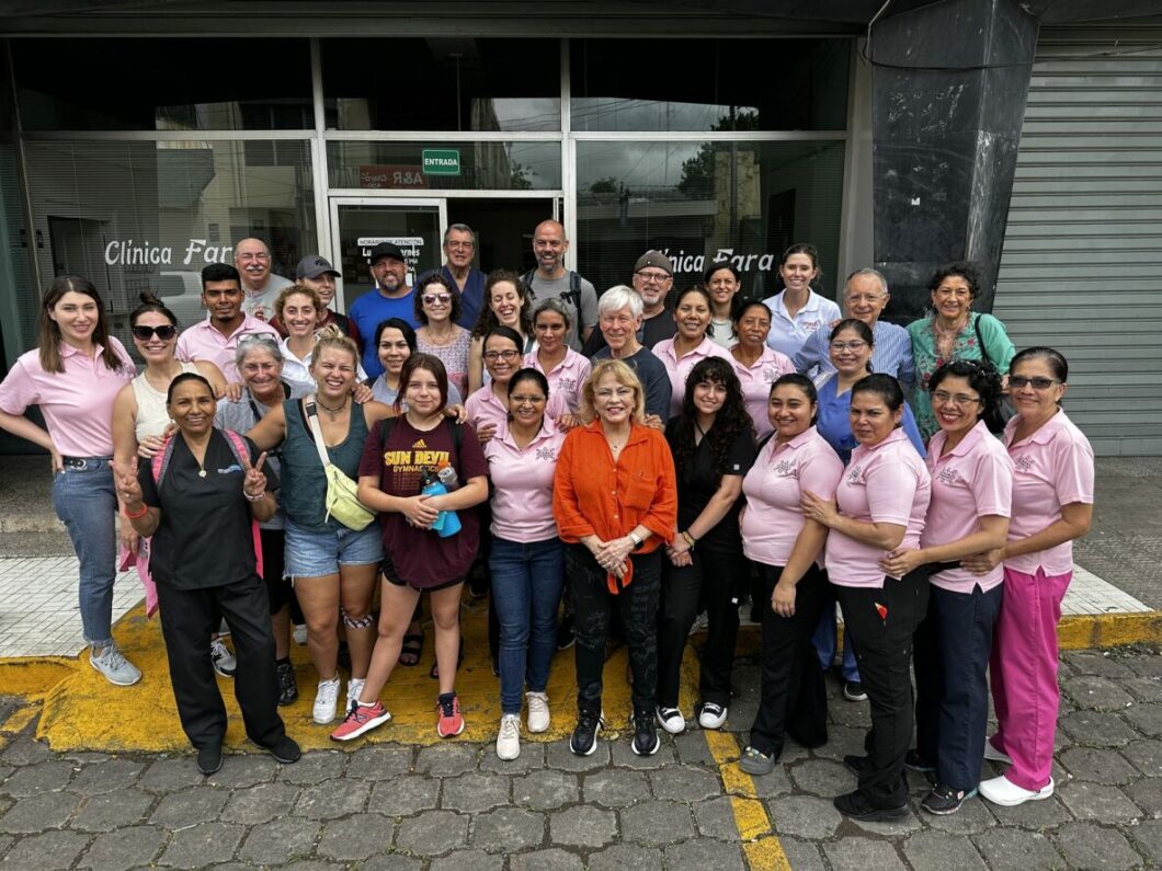 Gruppenfoto des Teams der Fara Foundation zusammen mit Helfer:innen und medi for help vor dem Eingang des Klinikgebäudes