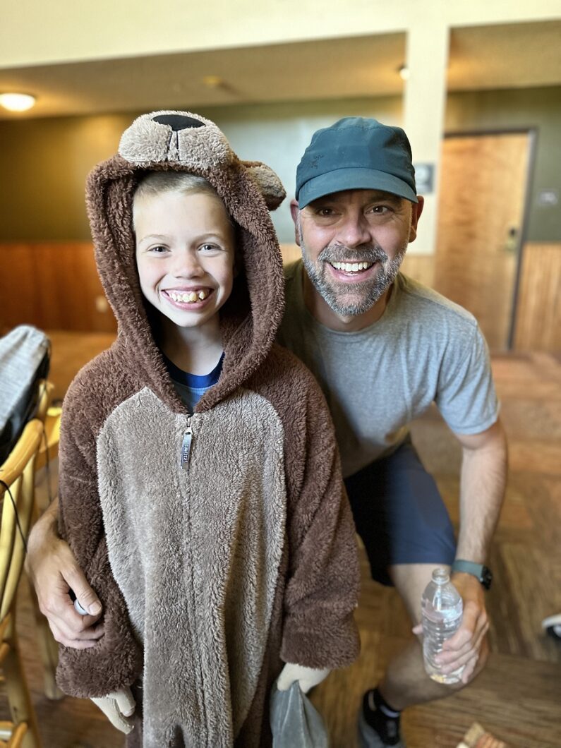 Christopher Miles and a cheerful child. A strong bond often develops between the camp participants, who grow together during the week of the summer camp and form lifelong friendships.