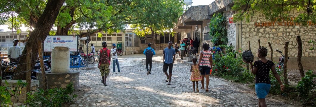 Äußerer Eingangsbereich des Hôpital Albert Schweitzer (HAS) in Haiti mit Menschen
