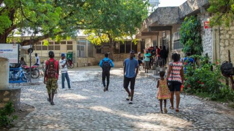 Äußerer Eingangsbereich des Hôpital Albert Schweitzer (HAS) in Haiti mit Menschen